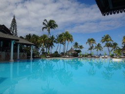 Poolbereich - Der sehr gross gestaltete Poolbereich läd zum schwimmen und entspannen ein.